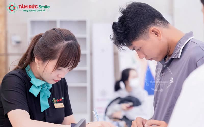 Chăm sóc đúng cách, hạn chế thói quen xấu và tái khám định kỳ giúp răng sứ bền hơn và tránh mòn sớm