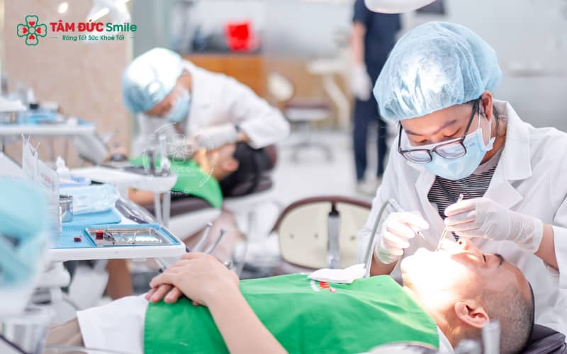 Quy trình bọc răng sứ Crom Coban tại Tâm Đức Smile gồm khám, mài răng, chế tác Labo và gắn cố định chuẩn y khoa