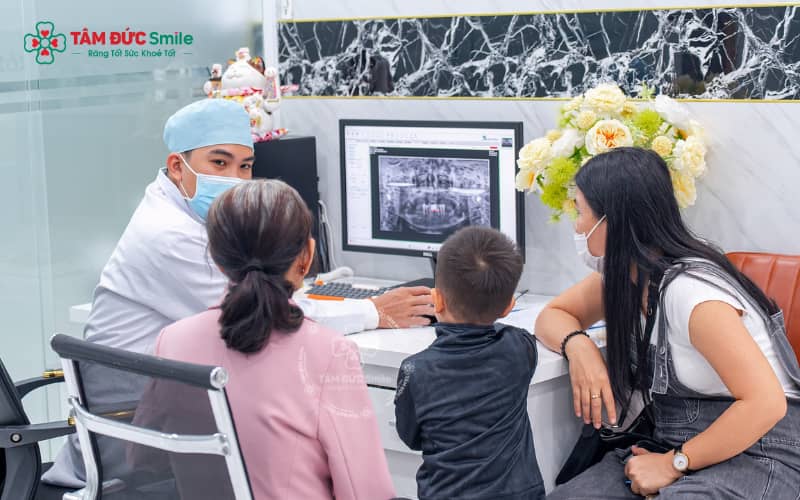 Răng sứ Crom Coban nổi bật với chi phí hợp lý, độ bền cao và khả năng chịu lực tốt cho răng hàm