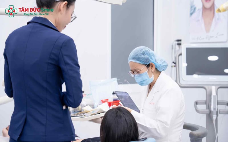 Răng sứ bị đổi màu, lỏng hoặc viền nướu hở là dấu hiệu cảnh báo cần thay mới