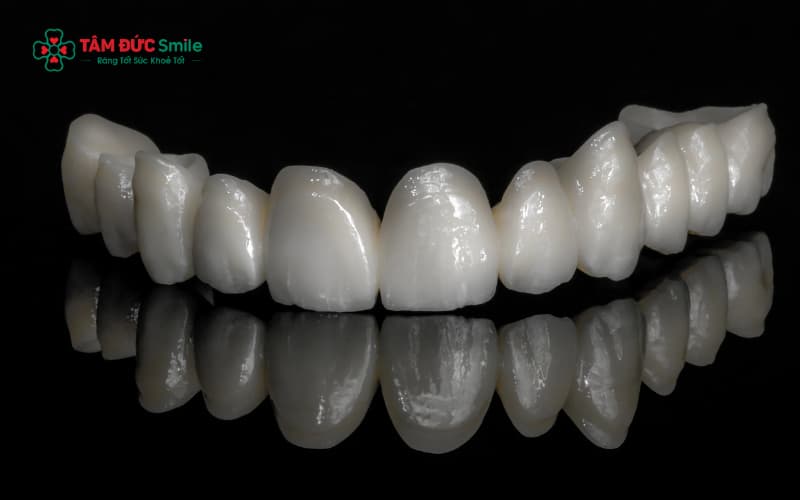 Cấu tạo răng sứ không kim loại gồm lõi Zirconia và lớp sứ thẩm mỹ bên ngoài, mang lại độ trong tự nhiên tương tự răng thật