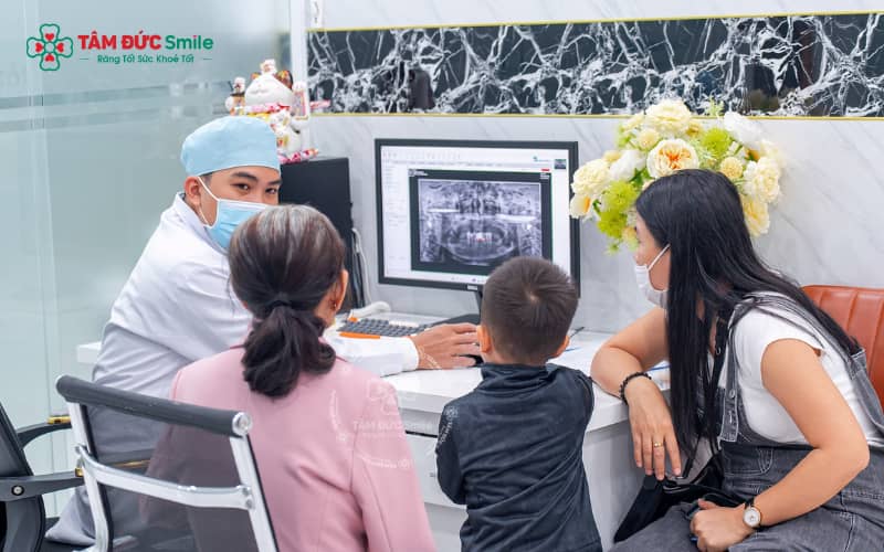 Quy trình làm răng sứ tháo lắp gồm thăm khám, lấy dấu hàm, chế tác tại Labo và hiệu chỉnh để phù hợp nhất