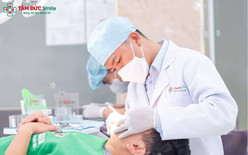 Quy trình thay răng sứ tại Tâm Đức Smile: tháo sứ cũ – xử lý mô răng – lấy dấu – gắn răng sứ mới an toàn