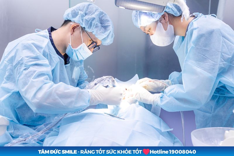 Quy trình trồng răng Implant từ thăm khám, cấy trụ đến phục hình răng sứ tại Nha khoa Tâm Đức Smile.