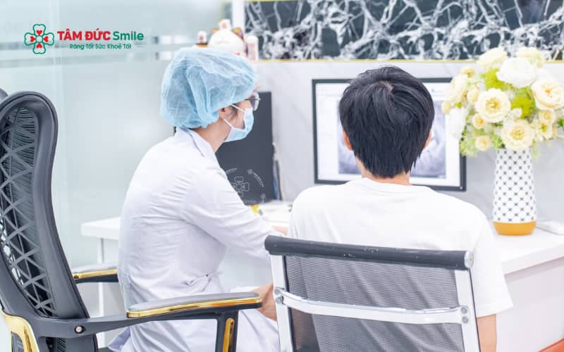Nhổ răng khôn ở tuổi 30 thường được kiểm soát đau tốt nhờ gây tê và kỹ thuật hiện đại, cảm giác khó chịu sau nhổ sẽ giảm dần sau vài ngày