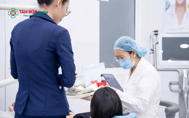Chăm sóc răng miệng đúng cách và theo dõi sát sau khi mọc hoặc nhổ răng khôn giúp hạn chế viêm nhiễm và phát hiện sớm các biến chứng