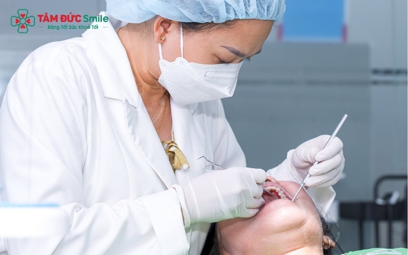 Lấy cao răng tại Nha khoa Tâm Đức Smile là bước quan trọng nhất để loại bỏ triệt để ổ vi khuẩn gây viêm nướu mà việc đánh răng thông thường không làm được.