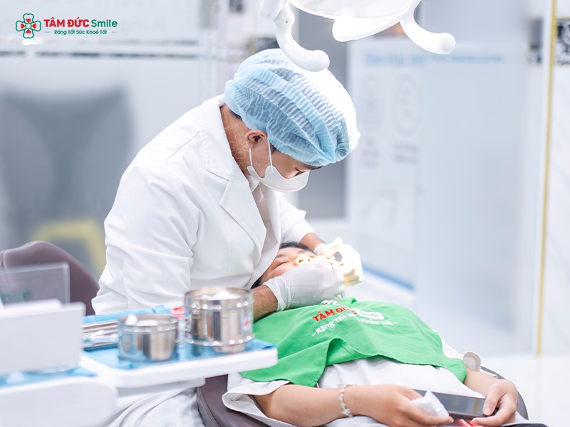 Quy trình cạo vôi được thực hiện từ thăm khám, làm sạch đến đánh bóng và hướng dẫn chăm sóc