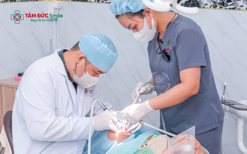 Thăm khám chuyên sâu là bước đầu tiên để xác định răng khôn của bạn cần được bảo tồn hay loại bỏ.