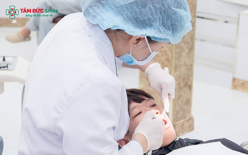 Răng khểnh có thể gây khó khăn khi vệ sinh răng miệng, làm tăng nguy cơ sâu răng, viêm nướu và ảnh hưởng đến khớp cắn lâu dài