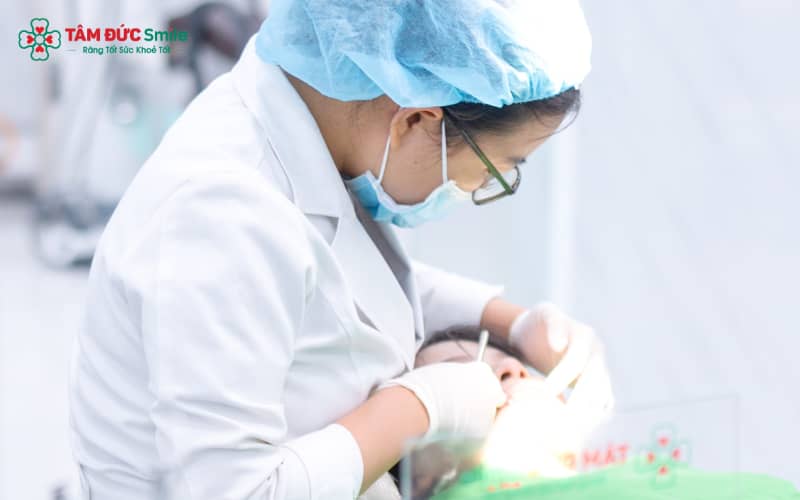 Trong một số trường hợp, bác sĩ có thể tư vấn trám lấp ổ răng hoặc phục hồi bằng Implant để đảm bảo chức năng ăn nhai và thẩm mỹ lâu dài