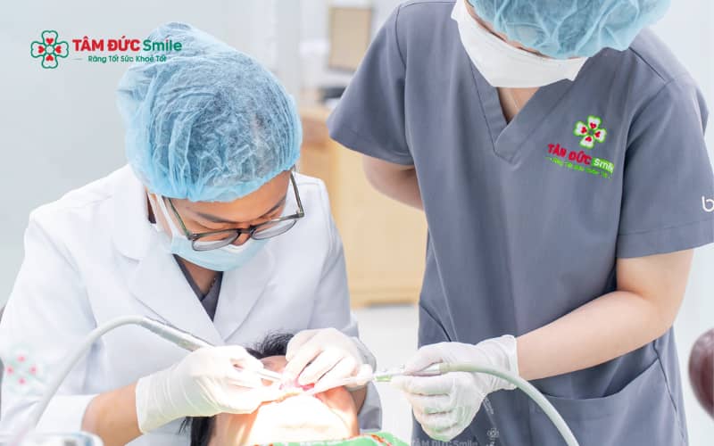 Theo dõi dấu hiệu bất thường và vệ sinh răng miệng đúng cách giúp hạn chế biến chứng sau nhổ răng khôn
