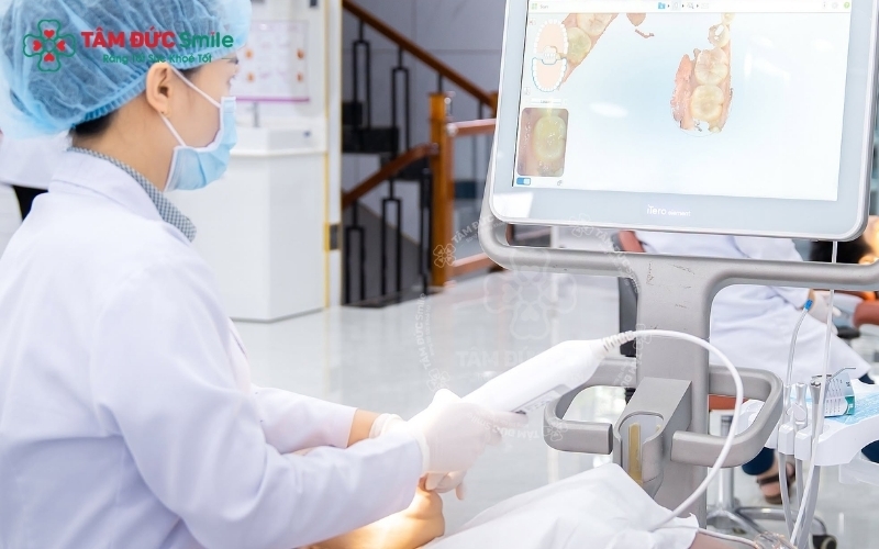 Tái khám định kỳ giúp bác sĩ kiểm soát lực kéo và điều chỉnh kế hoạch kịp thời để đảm bảo nụ cười rạng rỡ và khuôn mặt hài hòa sau khi kết thúc chỉnh nha.