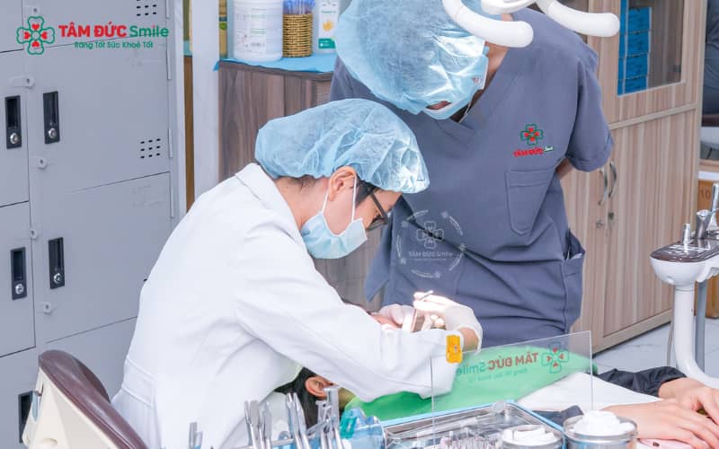 Tùy mức độ lệch và tình trạng khớp cắn, răng khểnh hàm dưới có thể được cải thiện bằng niềng răng, bọc sứ hoặc nhổ răng theo chỉ định
