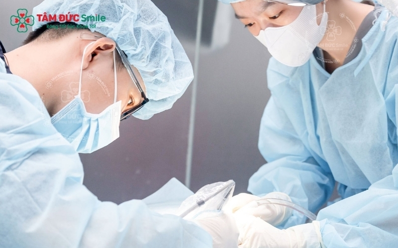 Thăm khám trực tiếp và chụp X-quang là bước quan trọng để bác sĩ đưa ra chỉ định có cần nhổ răng khôn hay không.
