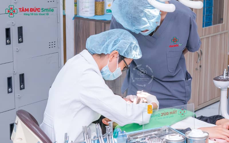Việc nhổ hay giữ răng khôn mọc đúng cần được bác sĩ đánh giá toàn diện, không nên tự quyết định tại nhà