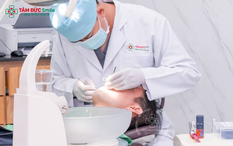 Khắc phục sai lầm bằng cách điều chỉnh khớp cắn, thay mão sứ mới và điều trị các bệnh lý răng – nướu trước khi phục hình lại
