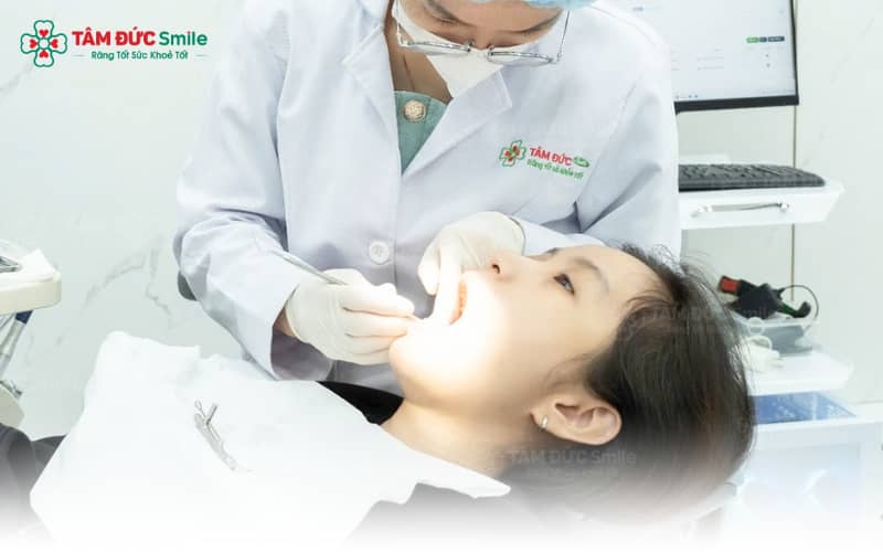 Các phương pháp điều trị sâu răng nhẹ gồm tái khoáng Fluor, trám răng và làm sạch mảng bám tại nha khoa