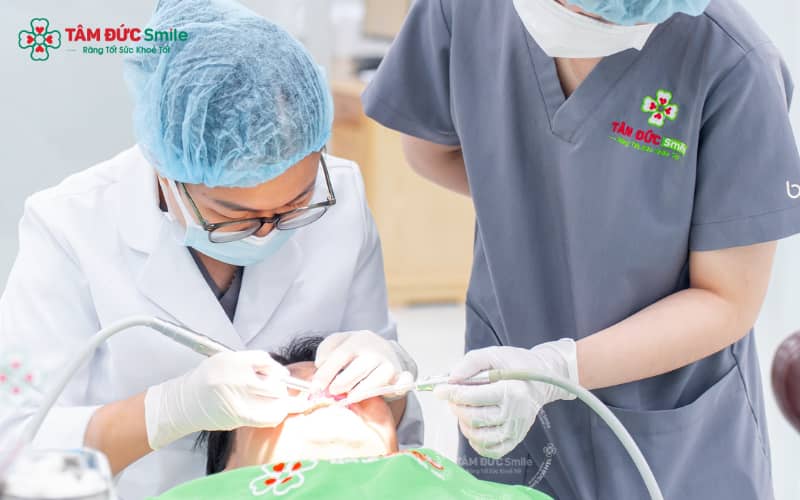 Quy trình trồng răng số 6 hiện đại diễn ra nhẹ nhàng, ít đau nhờ gây tê và công nghệ hỗ trợ tiên tiến