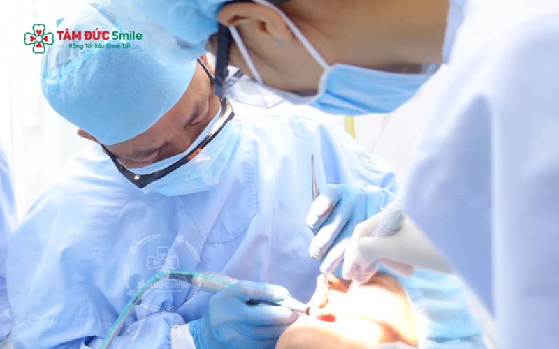 Khi vết khâu nhổ răng khôn bị hở, người bệnh cần tái khám sớm để được xử lý kịp thời và hạn chế biến chứng