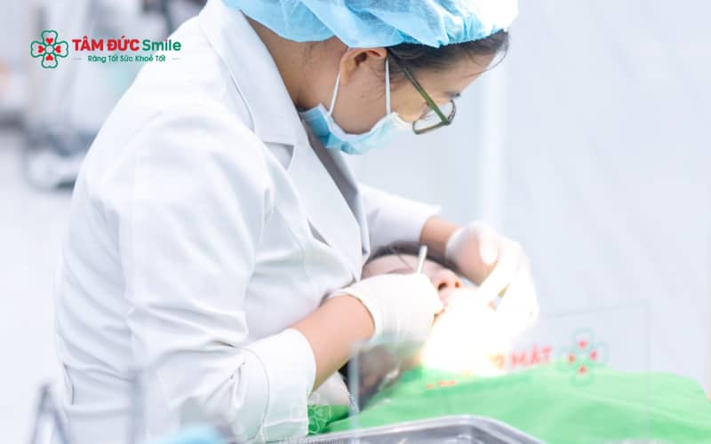 Hô răng ở trẻ có thể xuất phát từ nhiều nguyên nhân kết hợp, bao gồm thói quen xấu từ sớm, yếu tố di truyền và sự phát triển chưa cân đối của hàm răng