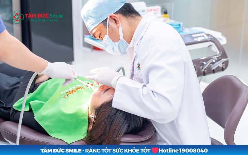 Việc lựa chọn dụng cụ chỉnh nha cần dựa trên tình trạng răng, nhu cầu thẩm mỹ, chi phí và chỉ định chuyên môn của bác sĩ