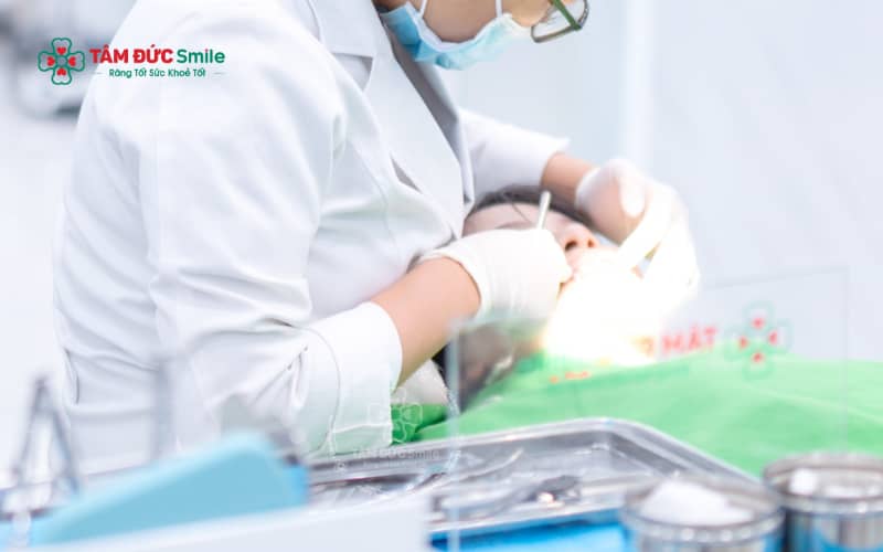 Tùy mức độ gãy chân răng và tình trạng xương hàm, bác sĩ sẽ chỉ định nhổ răng, phục hình răng sứ hoặc trồng răng Implant để đảm bảo hiệu quả lâu dài.