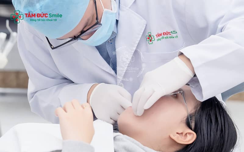 Quy trình mài răng cửa được thực hiện theo từng bước chuẩn nha khoa, từ thăm khám, xác định mức mài an toàn đến tiến hành mài