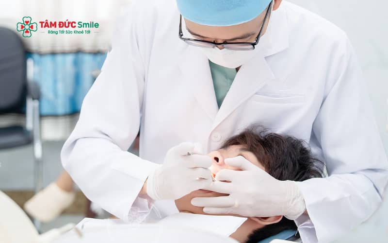 Tái khám đúng lịch giúp bác sĩ theo dõi tình trạng răng sau mài, đánh giá độ ổn định của phục hình và kịp thời xử lý các vấn đề phát sinh nếu có