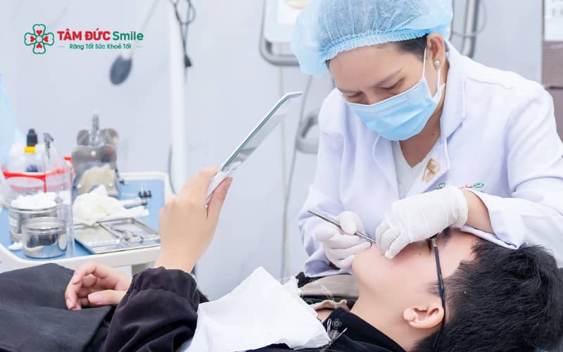 Duy trì thói quen ăn uống khoa học, bảo vệ răng trong sinh hoạt và tái khám nha khoa định kỳ giúp phòng ngừa mẻ răng cửa tái phát hiệu quả