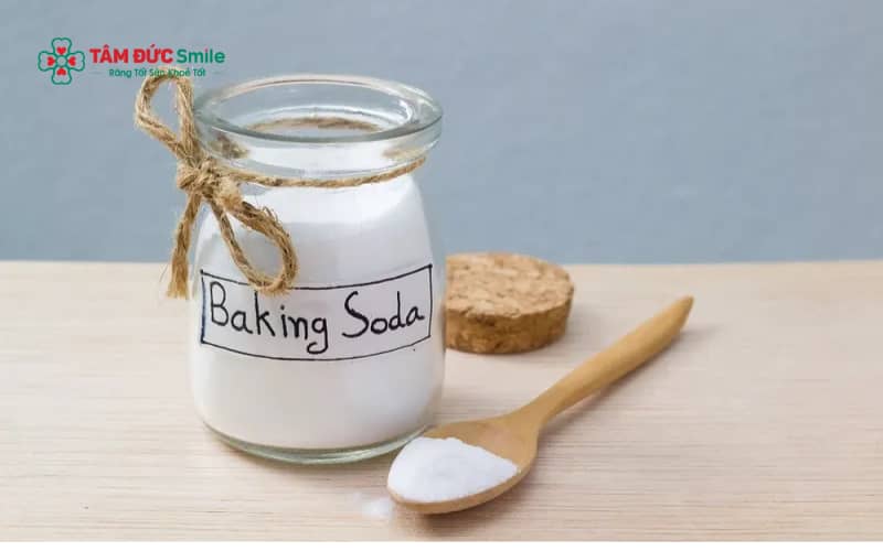 Baking soda thường được áp dụng như một mẹo làm trắng răng nhanh tại nhà, tuy nhiên cần sử dụng đúng cách để tránh mài mòn men răng