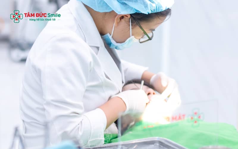 Việc điều trị nướu răng bị trắng cần dựa trên nguyên nhân cụ thể, có thể kết hợp chăm sóc tại nhà và điều trị nha khoa chuyên sâu theo chỉ định bác sĩ.