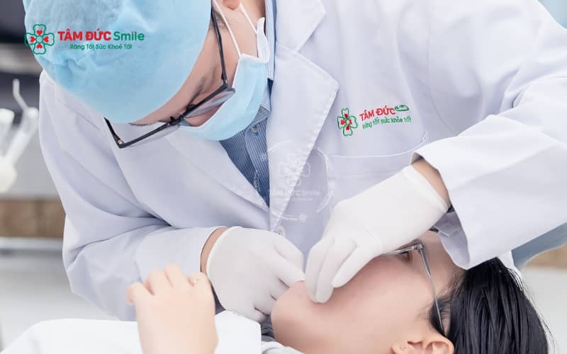 Vệ sinh răng miệng đúng cách, lấy cao răng định kỳ và duy trì lối sống lành mạnh giúp ngăn ngừa nướu răng bị trắng tái phát.