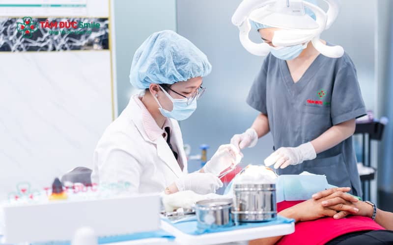 Thăm khám nha khoa định kỳ giúp phát hiện sớm tình trạng răng lung lay, từ đó có biện pháp điều trị kịp thời và bảo vệ răng miệng lâu dài.
