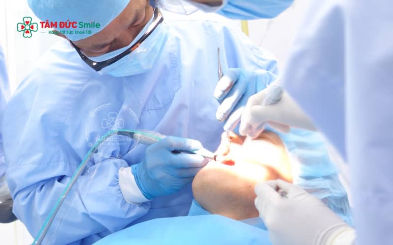 Niềng răng giúp cải thiện răng hô, sắp xếp răng đều và cân đối, từ đó làm giảm cảm giác cằm lẹm và cải thiện thẩm mỹ khuôn mặt