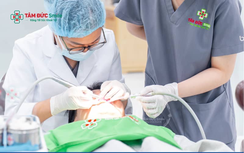 Bọc răng sứ hoặc dán sứ veneer là phương pháp hiệu quả giúp che phủ màu răng nhiễm tetracycline, mang lại hàm răng trắng sáng và thẩm mỹ.