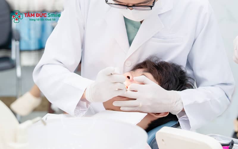 Tùy mức độ răng nhỏ và tình trạng khớp cắn, bác sĩ sẽ chỉ định phương pháp điều trị phù hợp như dán sứ veneer, bọc răng sứ hoặc niềng răng để cải thiện thẩm mỹ.