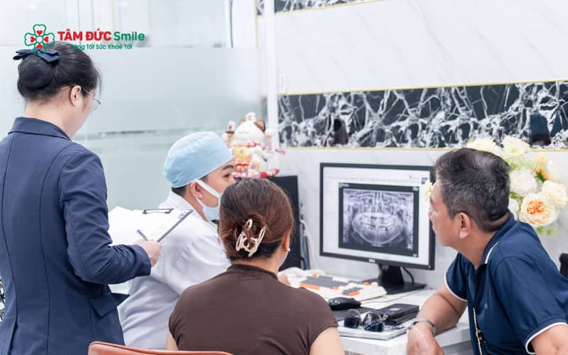 Tái khám định kỳ giúp theo dõi độ ổn định của răng sau điều trị răng nhỏ, duy trì kết quả thẩm mỹ và sức khỏe răng miệng lâu dài.