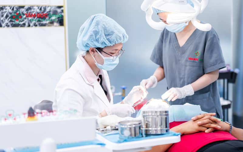 Tùy mức độ mọc lệch, bác sĩ sẽ chỉ định theo dõi định kỳ hoặc nhổ răng số 8 nhằm phòng ngừa biến chứng và bảo vệ các răng kế cận