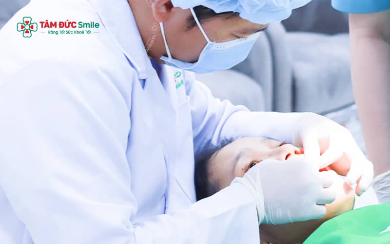 Bác sĩ sẽ đánh giá mức độ tổn thương để quyết định trám răng hay điều trị tủy