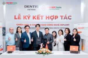 Tập thể đại diện Tâm Đức Smile và Dentis Vietnam chụp ảnh lưu niệm sau lễ ký kết hợp tác chiến lược.