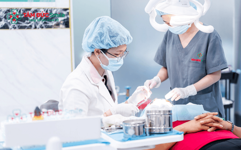 Tái khám và điều trị đúng cách giúp kiểm soát tình trạng viêm và giảm sưng hạch sau nhổ răng khôn