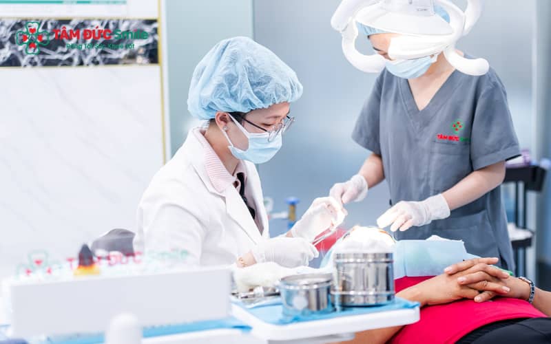 Vệ sinh răng miệng đúng, hạn chế thực phẩm cứng, khám định kỳ giúp răng sứ bền lâu