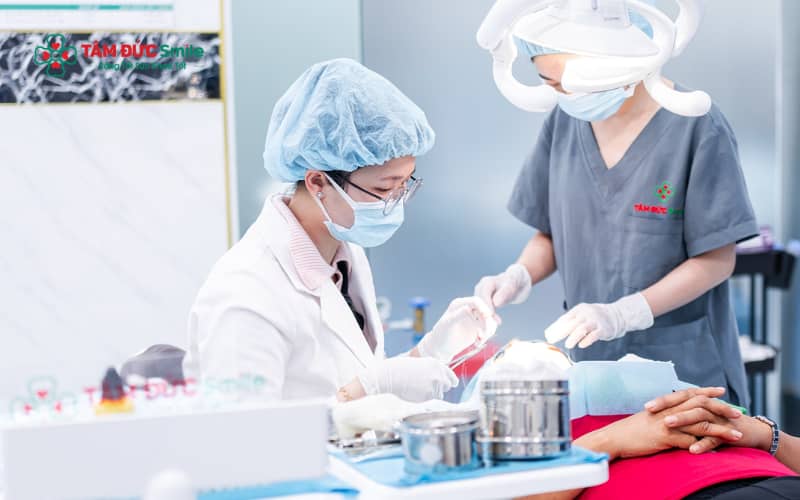Tái khám nha khoa định kỳ giúp kiểm tra răng sứ và phát hiện sớm các vấn đề phát sinh
