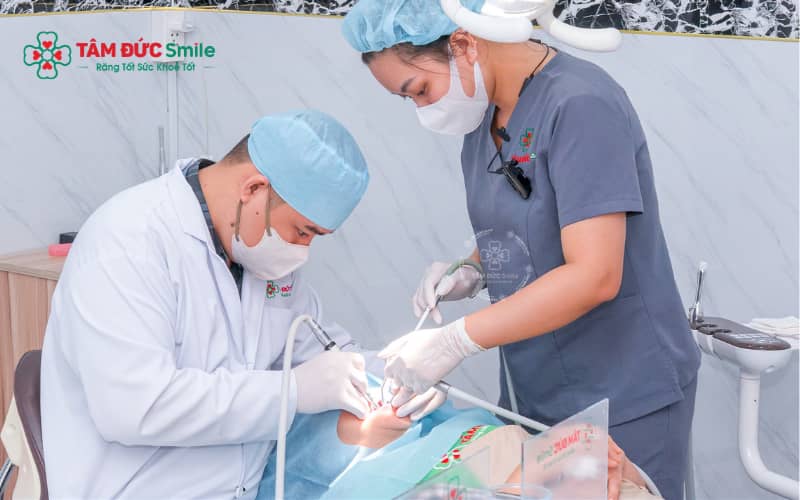 Nhổ răng khôn không gây đau trong quá trình thực hiện và vết thương thường lành sau 7–10 ngày nếu chăm sóc đúng cách