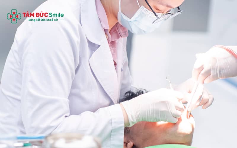 Độ an toàn khi nhổ 4 răng khôn cùng lúc phụ thuộc vào đánh giá sức khỏe, hình ảnh X-quang và công nghệ hỗ trợ