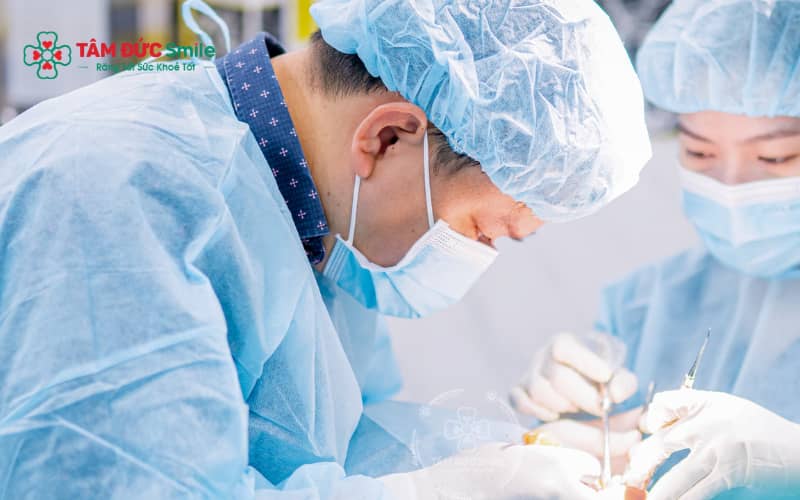 Chi phí trồng răng phụ thuộc vào số lượng răng mất, tình trạng xương hàm và phương pháp phục hình