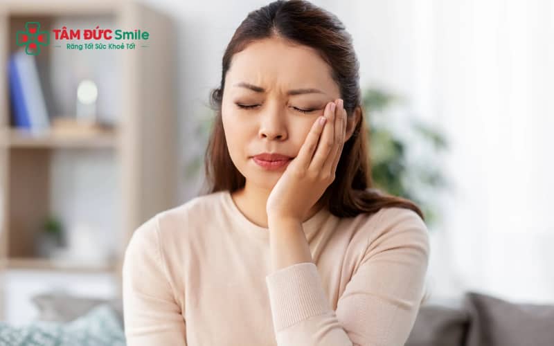 Sưng má sau khi nhổ răng khôn là phản ứng thường gặp, đa số không nguy hiểm nếu giảm dần sau vài ngày