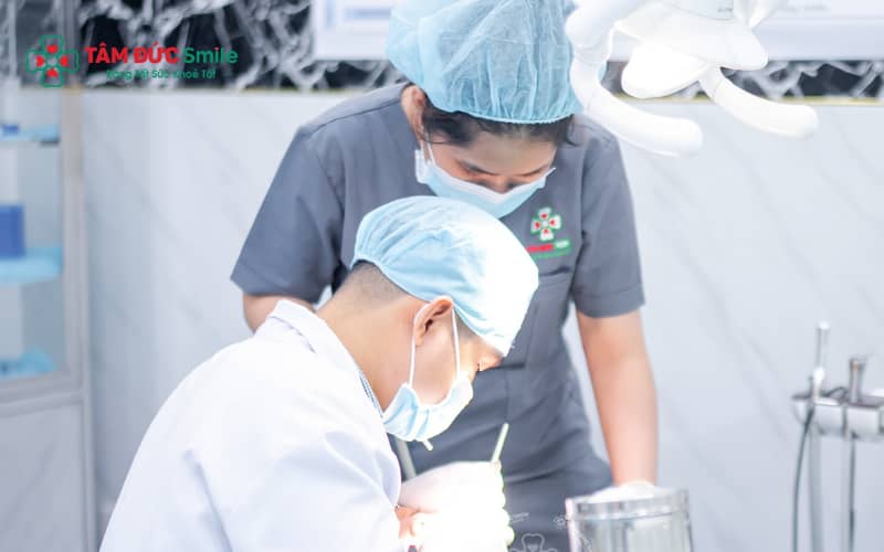 Chi phí nhổ răng khôn mọc kẹt phụ thuộc vào độ khó, vị trí răng và công nghệ áp dụng trong điều trị.
