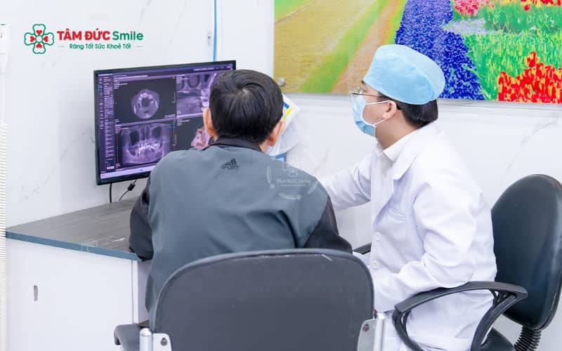 Đội ngũ bác sĩ tại Nha khoa Tâm Đức Smile tư vấn phương pháp điều trị răng lệch lạc phù hợp cho từng khách hàng